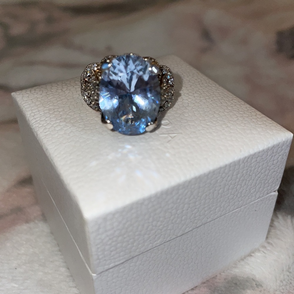 Beautiful large stone ring size 8. Light blue jewel